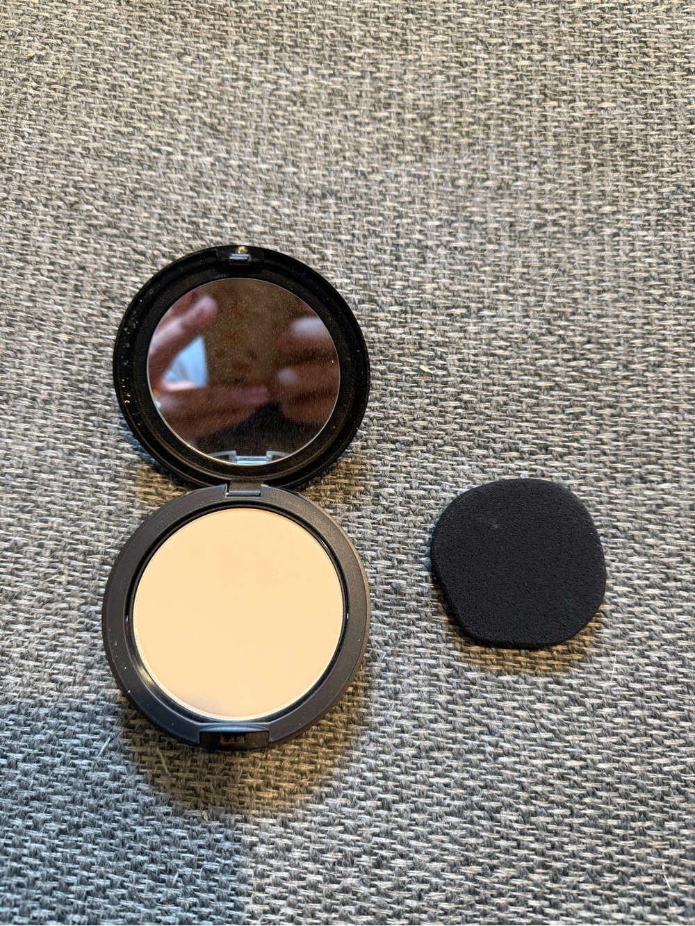 MAC Cosmetics Pressed Setting Powder Compact in Light Beige NC12